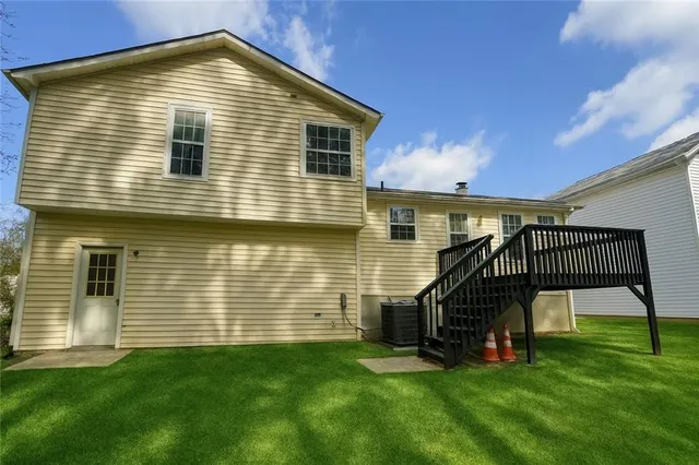 a view of a house with a yard