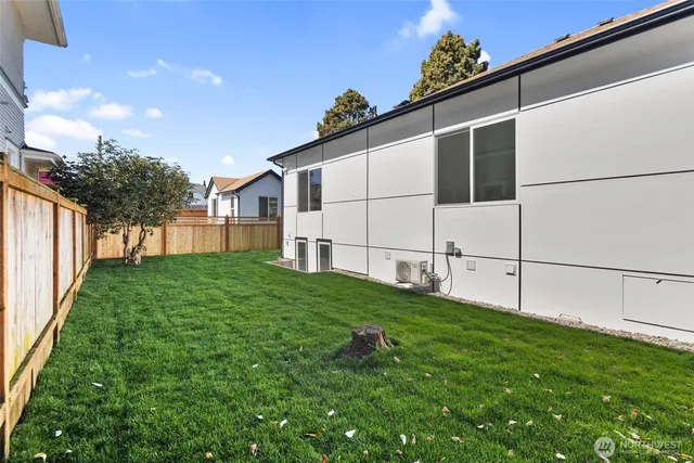a view of a back yard of the house