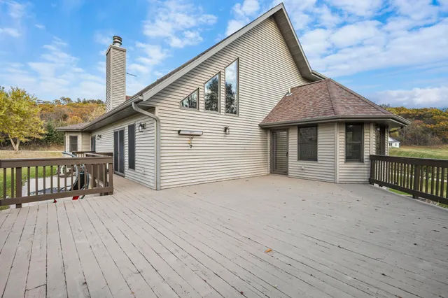 $879,900 | 7688 Lone Pine Road, Barneveld, WI 53507
