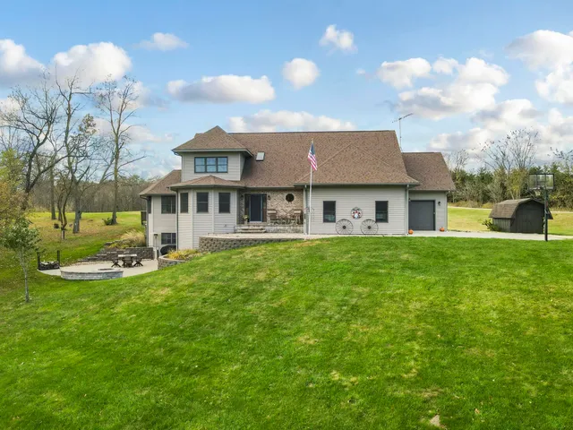 $879,900 | 7688 Lone Pine Road, Barneveld, WI 53507