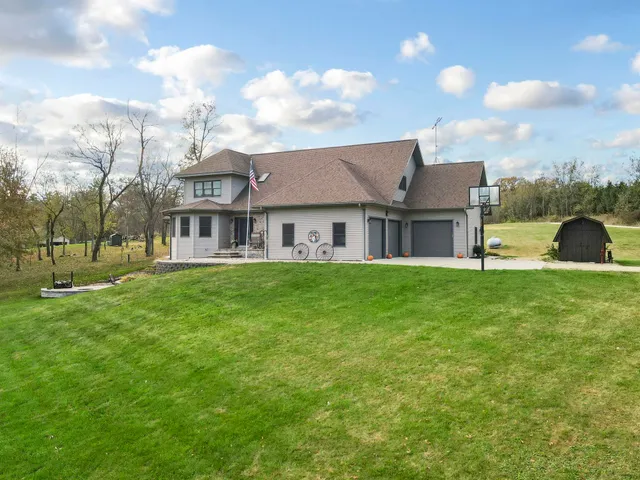 $879,900 | 7688 Lone Pine Road, Barneveld, WI 53507