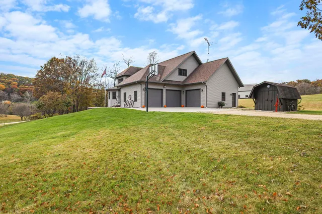 $879,900 | 7688 Lone Pine Road, Barneveld, WI 53507