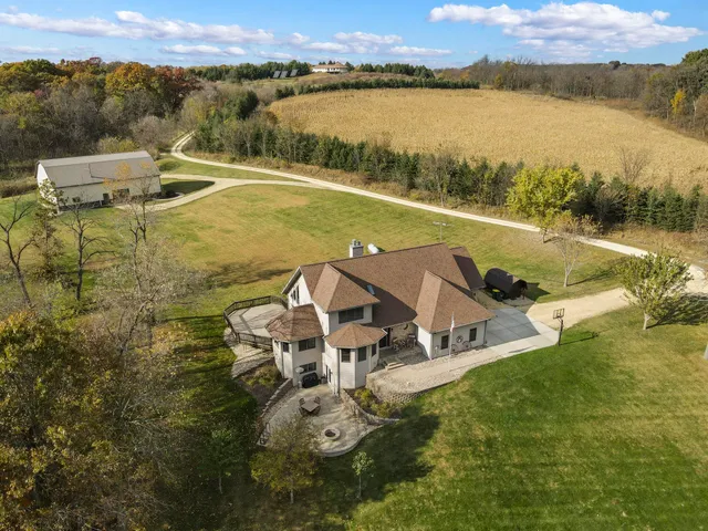 $879,900 | 7688 Lone Pine Road, Barneveld, WI 53507