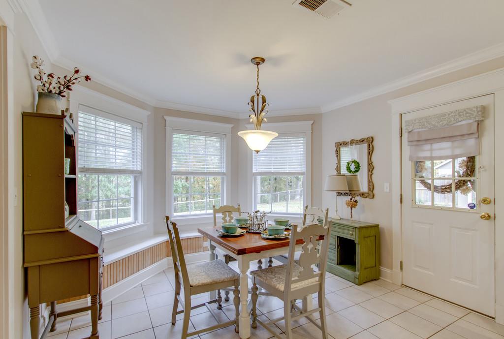 1727 Walden Ridge Road Manchester, TN 37355 - Photo 8 of 29 a dining room with furniture and window