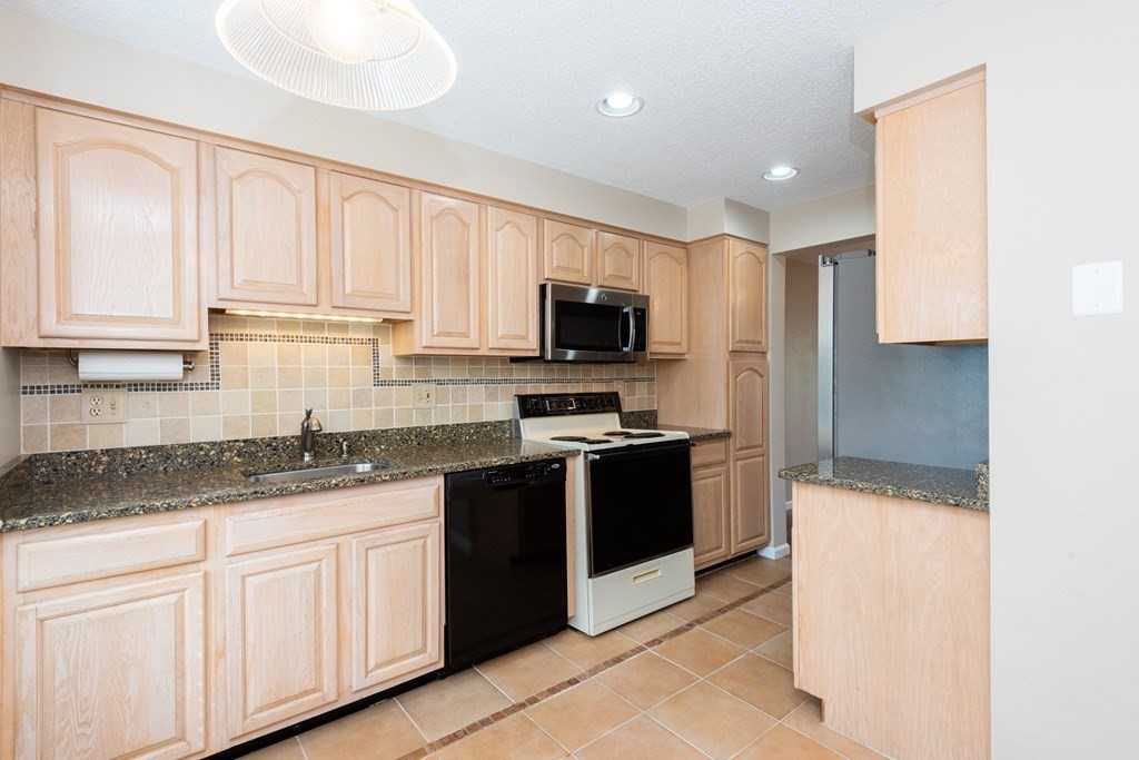 71 Abington Road, Unit 71 Danvers, MA 01923 - Photo 8 of 39 Gallery Image 8