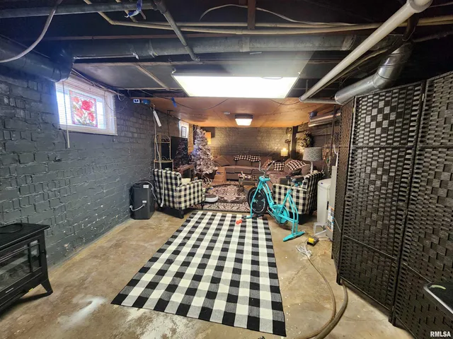 $89,900 | 857 East 4th Street, Galesburg, IL 61401