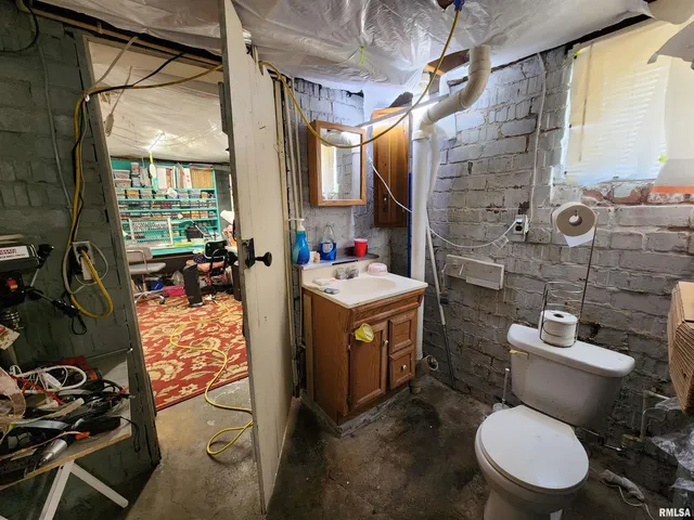 $89,900 | 857 East 4th Street, Galesburg, IL 61401