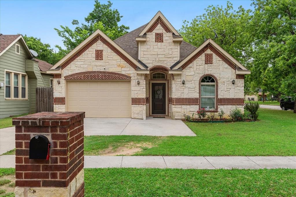 502 Ritchey Street Gainesville, TX 76240 - Photo 3 of 29 a front view of a house with a yard