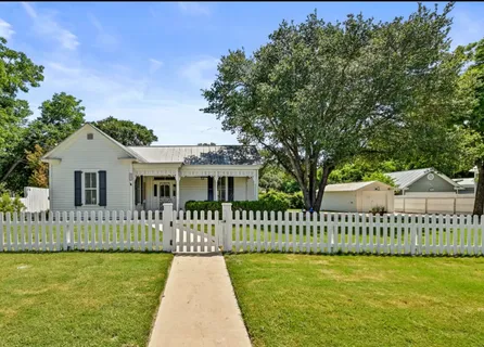 $699,000 | 410 East Schubert Street, Fredericksburg, TX 78624