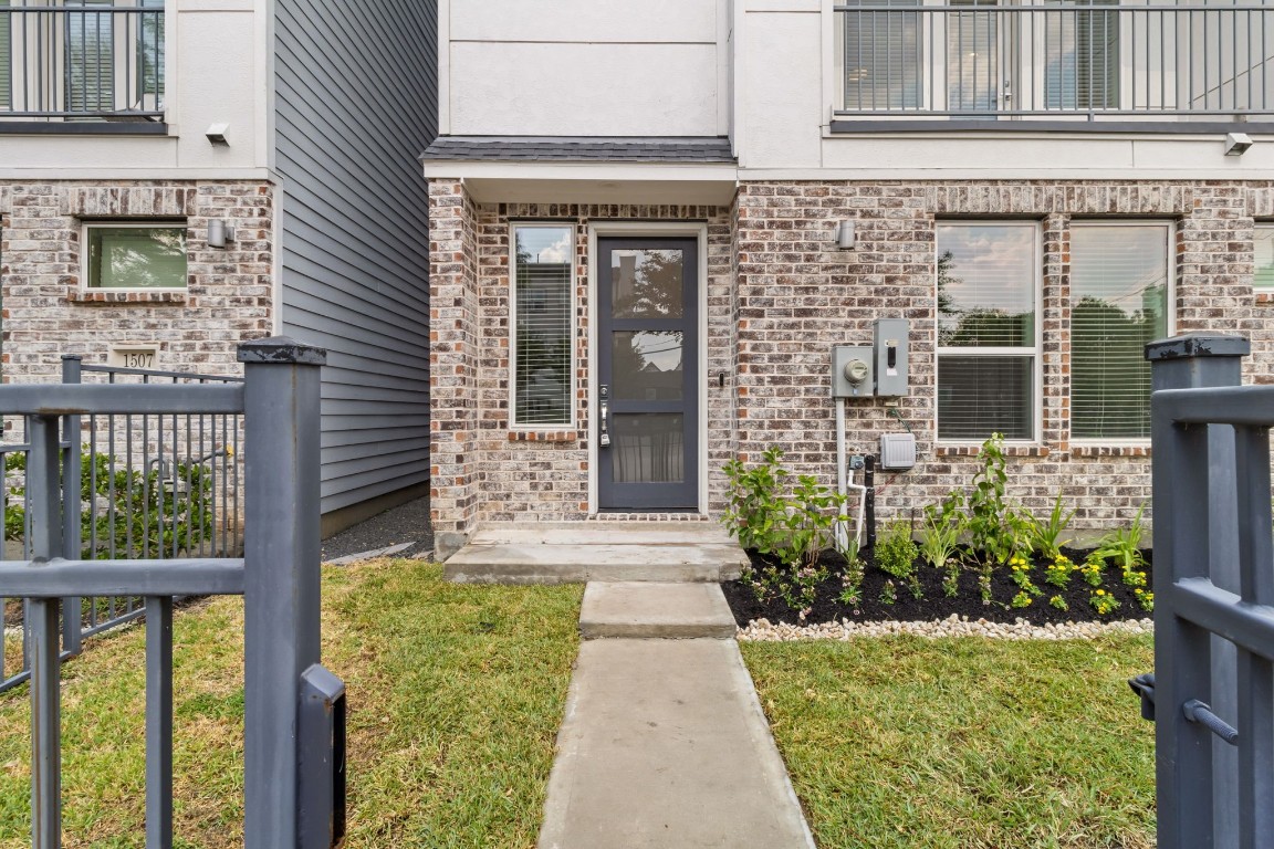 1509 Elgin Street Houston, TX 77004 - Photo 2 of 34 Inviting gated entrance with a yard.