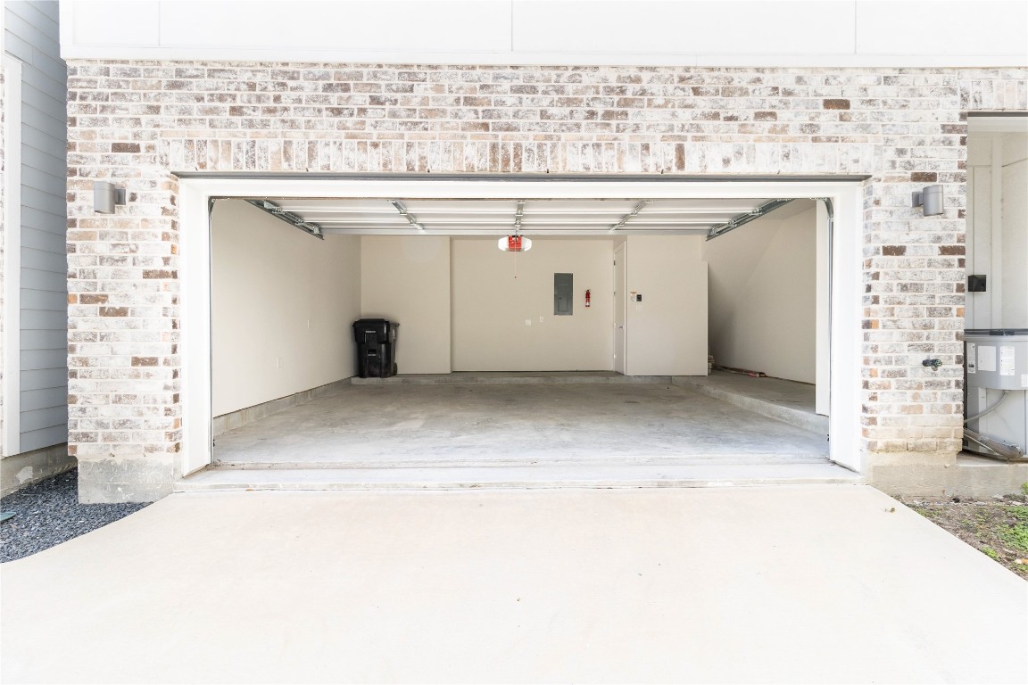 1509 Elgin Street Houston, TX 77004 - Photo 32 of 34 Gated community with a spacious two-car garage.