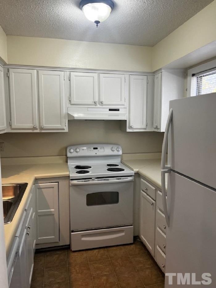 904 Hearthridge Court, Unit B Raleigh, NC 27612 - Photo 4 of 11