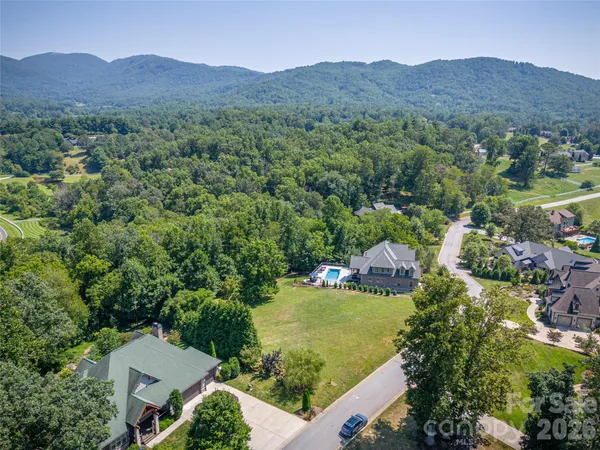 a view of a back yard