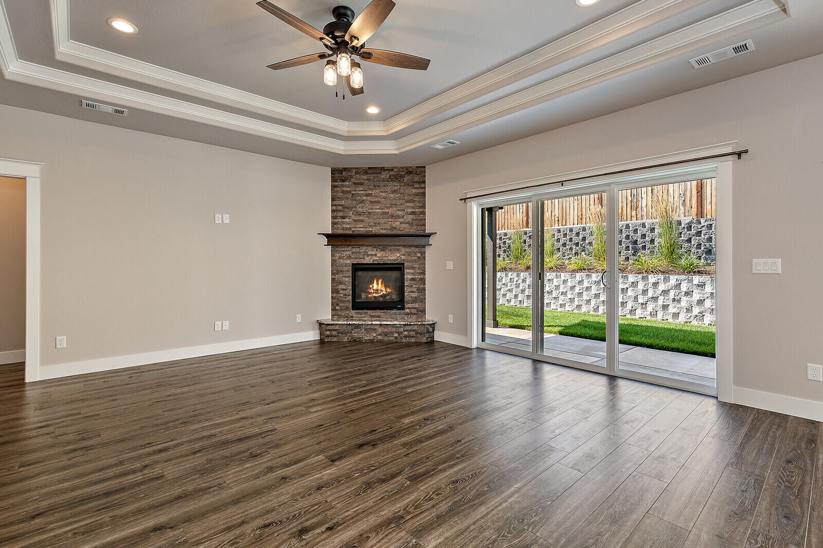 1059 Azure Way Eagle Point, OR 97524 - Photo 7 of 34 Gallery Image 7