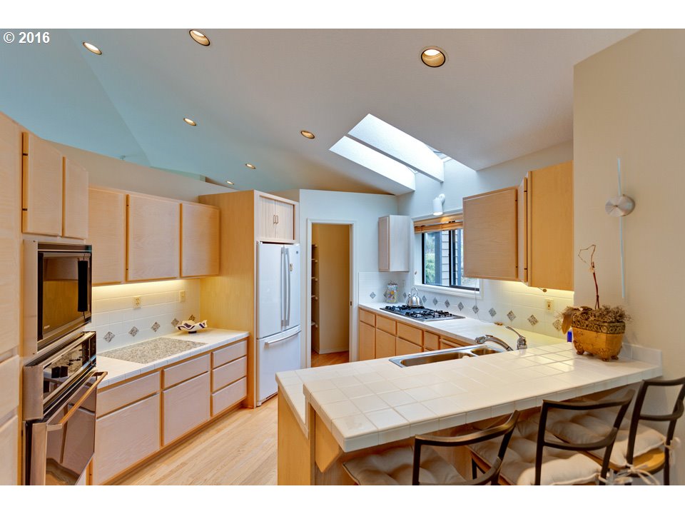 8546 Northwest Reed Drive Portland, OR 97229 - Photo 5 of 32 Gallery Image 5
