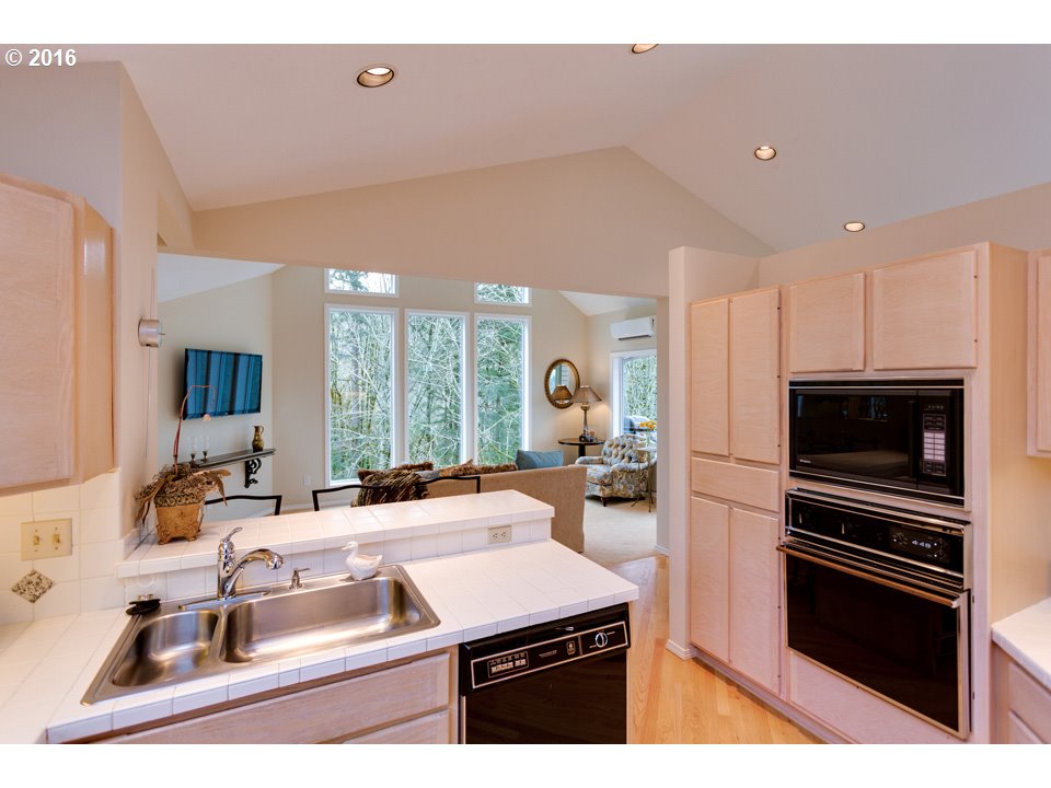 8546 Northwest Reed Drive Portland, OR 97229 - Photo 7 of 32 Gallery Image 7