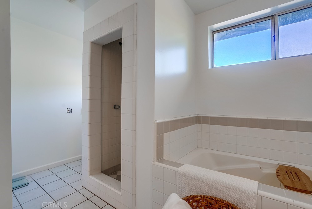 711 Marco Place Venice, CA 90291 - Photo 10 of 14 a bathroom with a bathtub