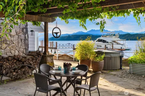 $3,000,000 | 7611 Highway 106, Union, WA 98592