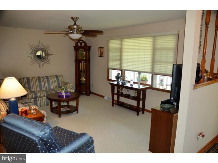 18 Park Road Pennsville, NJ 08070 - Photo 13 of 25 Living Room