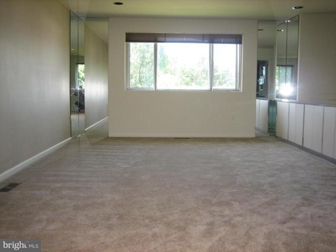 8606 Lugano Road Randallstown, MD 21133 - Photo 3 of 10 Living Room