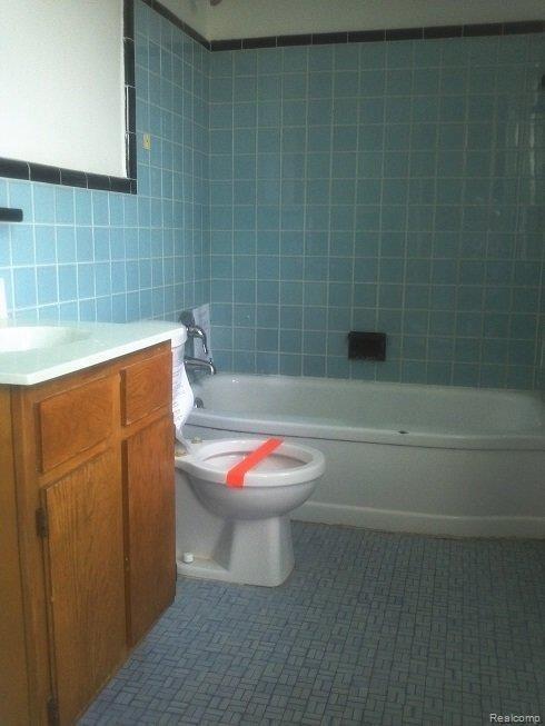 18029 Meyers Road Detroit, MI 48235 - Photo 4 of 9 BATH.jpg
