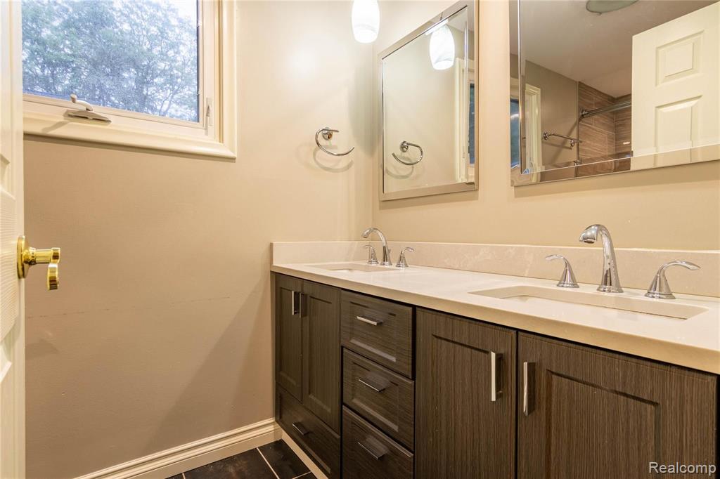 33414 Old Timber Road Farmington, MI 48331 - Photo 22 of 36