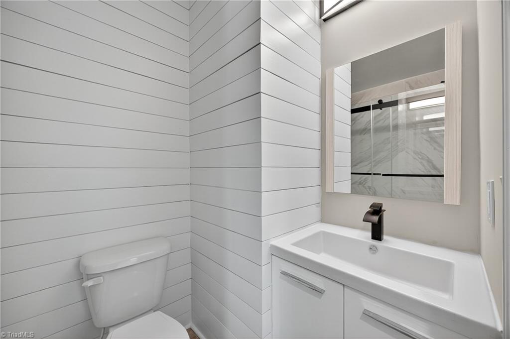 937 Haynes Road Summerfield, NC 27358 - Photo 28 of 50 4th bedroom upstairs with private full bathroom.