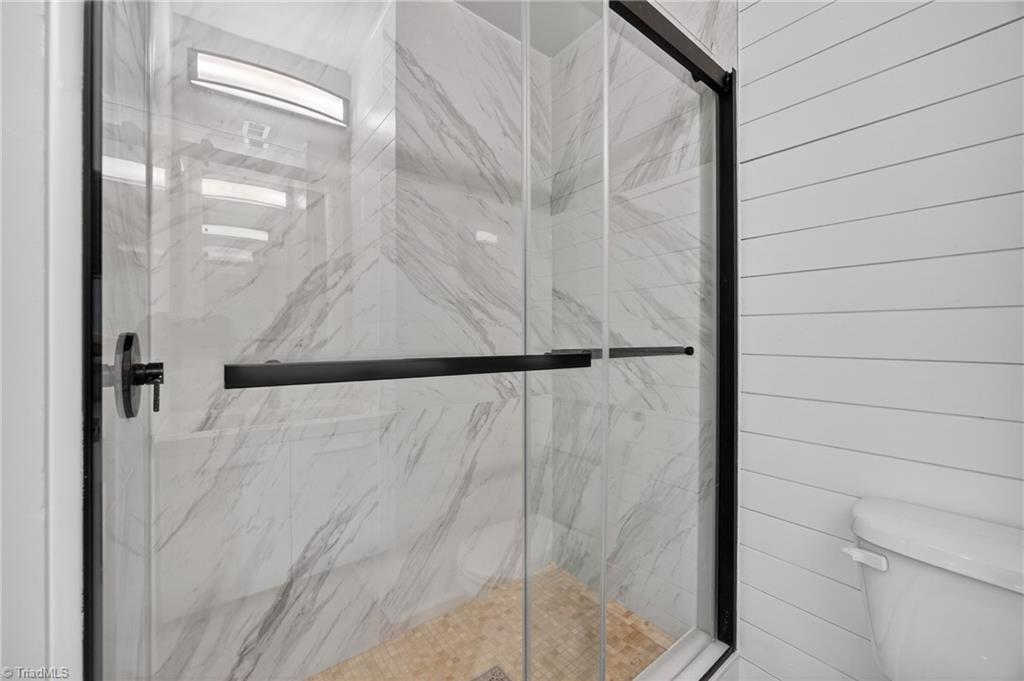 937 Haynes Road Summerfield, NC 27358 - Photo 29 of 50 4th bedroom upstairs with private full bathroom.