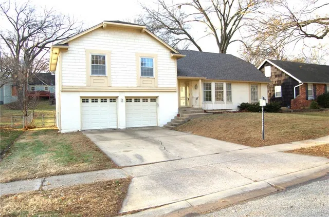 $405,000 | 10120 Glenwood Street, Overland Park, KS 66212