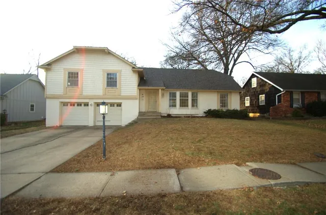 $405,000 | 10120 Glenwood Street, Overland Park, KS 66212