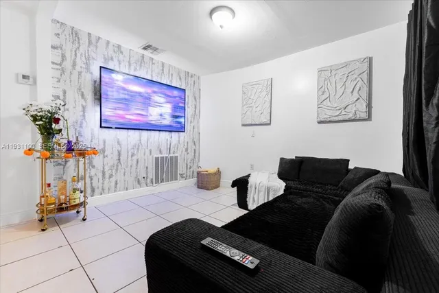 $2,800 | 317 West 36th Street, Unit 317, Hialeah, FL 33012