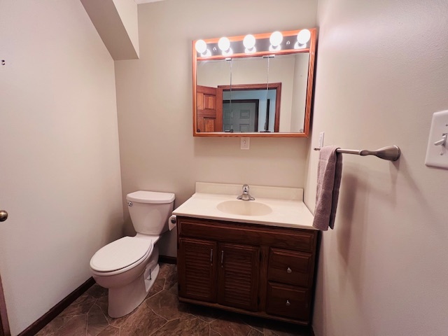 7705 Lakewood Road Weldon, IL 61882 - Photo 15 of 40 a bathroom with a toilet sink and mirror