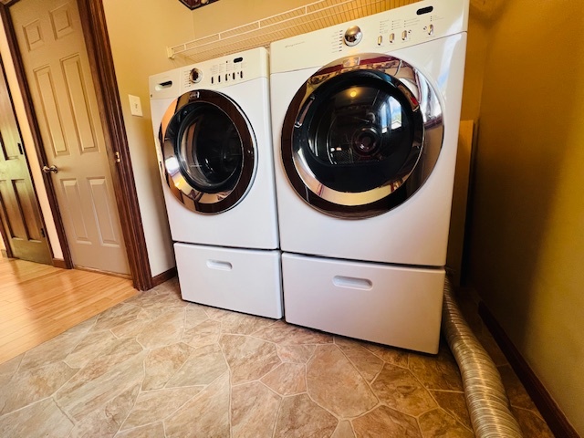 7705 Lakewood Road Weldon, IL 61882 - Photo 19 of 40 a utility room with dryer and washer