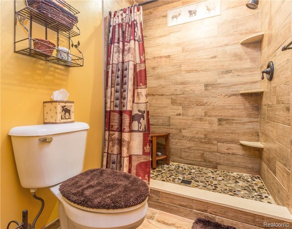 13726 South State Road Perry, MI 48872 - Photo 6 of 11 statemasterbath.jpg