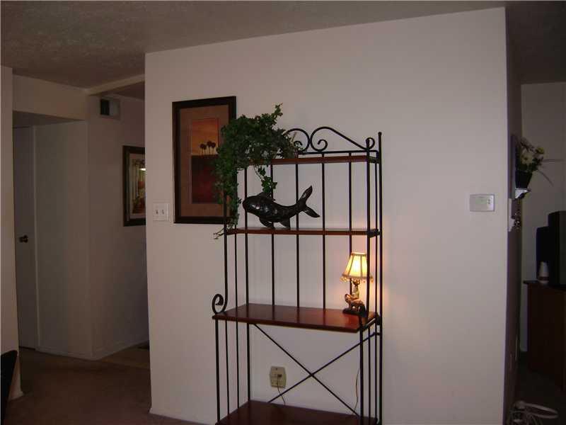 507 Hunters Path Road, Unit 33 Bridgeville, PA 15017 - Photo 9 of 21 Living Room.