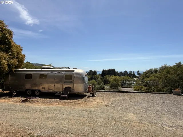 a view of a car in front of a house