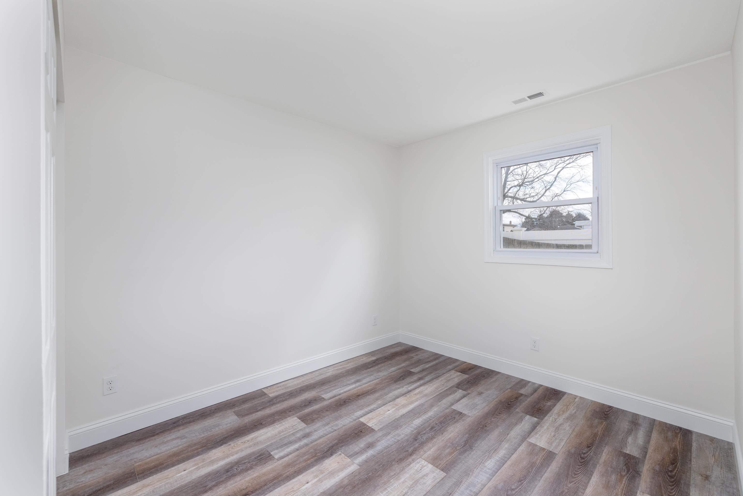 121 Broadway Villas, NJ 08251 - Photo 18 of 32 a view of empty room with wooden floor