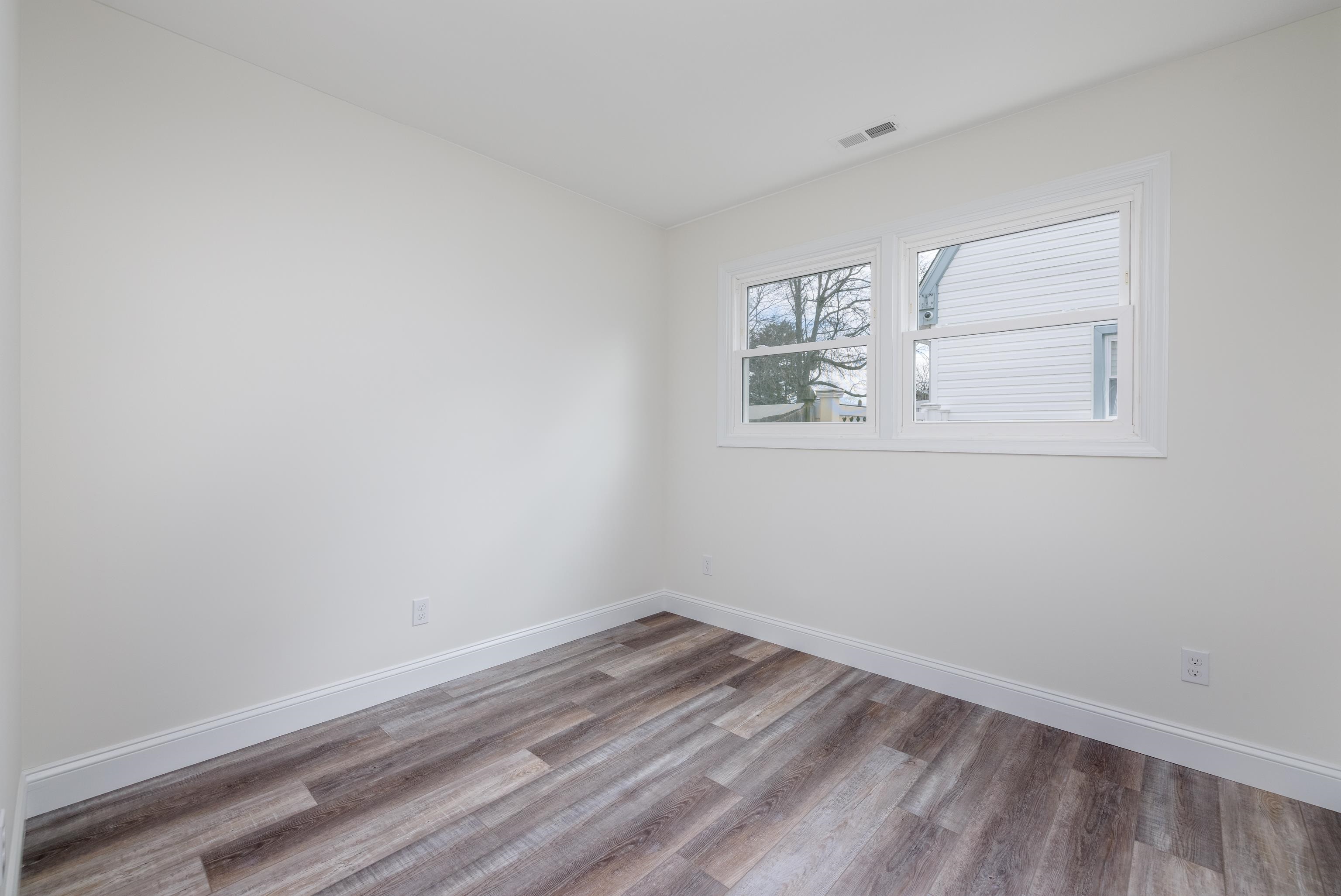 121 Broadway Villas, NJ 08251 - Photo 20 of 32 an empty room with a window