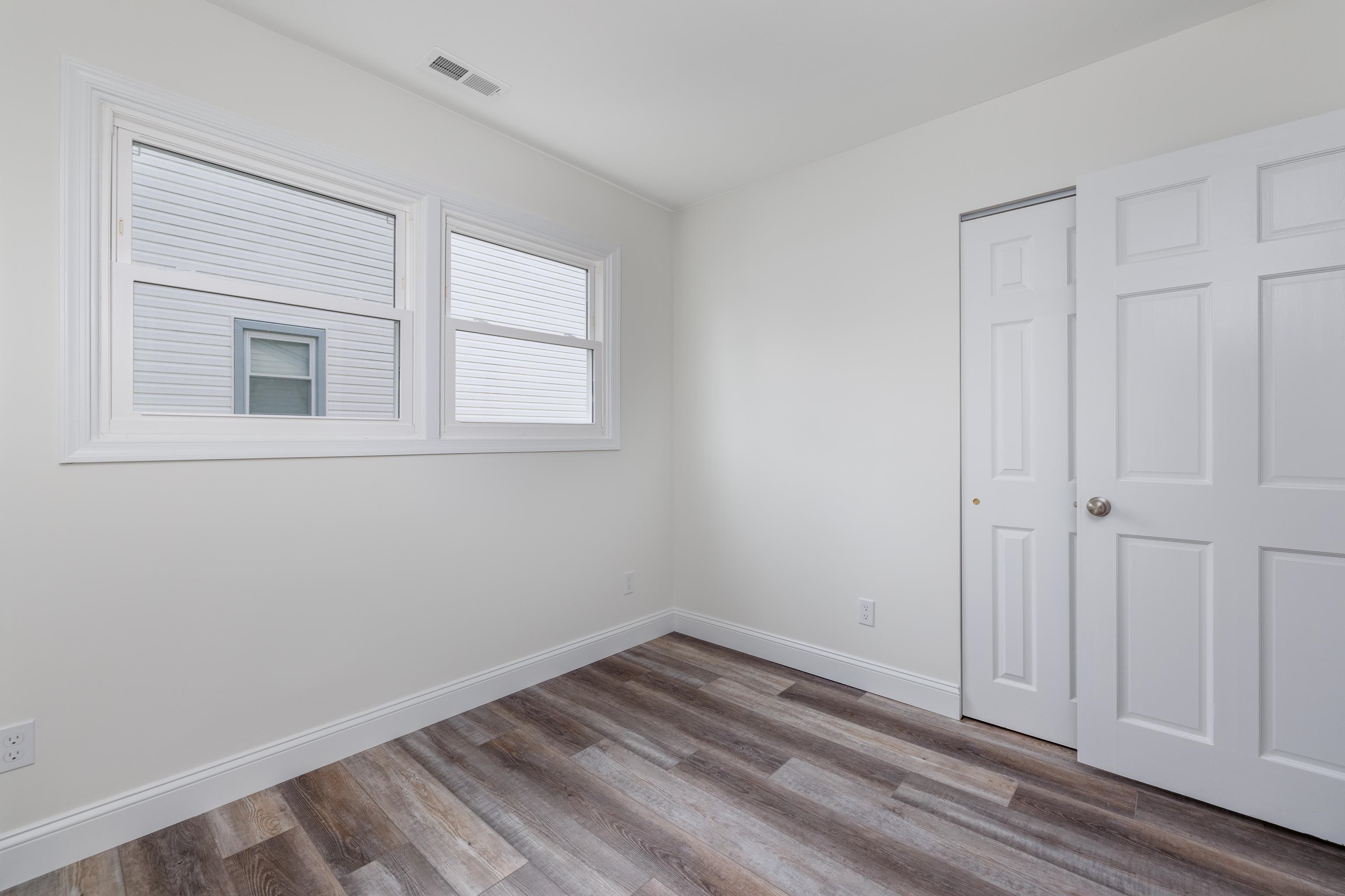 121 Broadway Villas, NJ 08251 - Photo 21 of 32 a view of empty room with wooden floor and fan