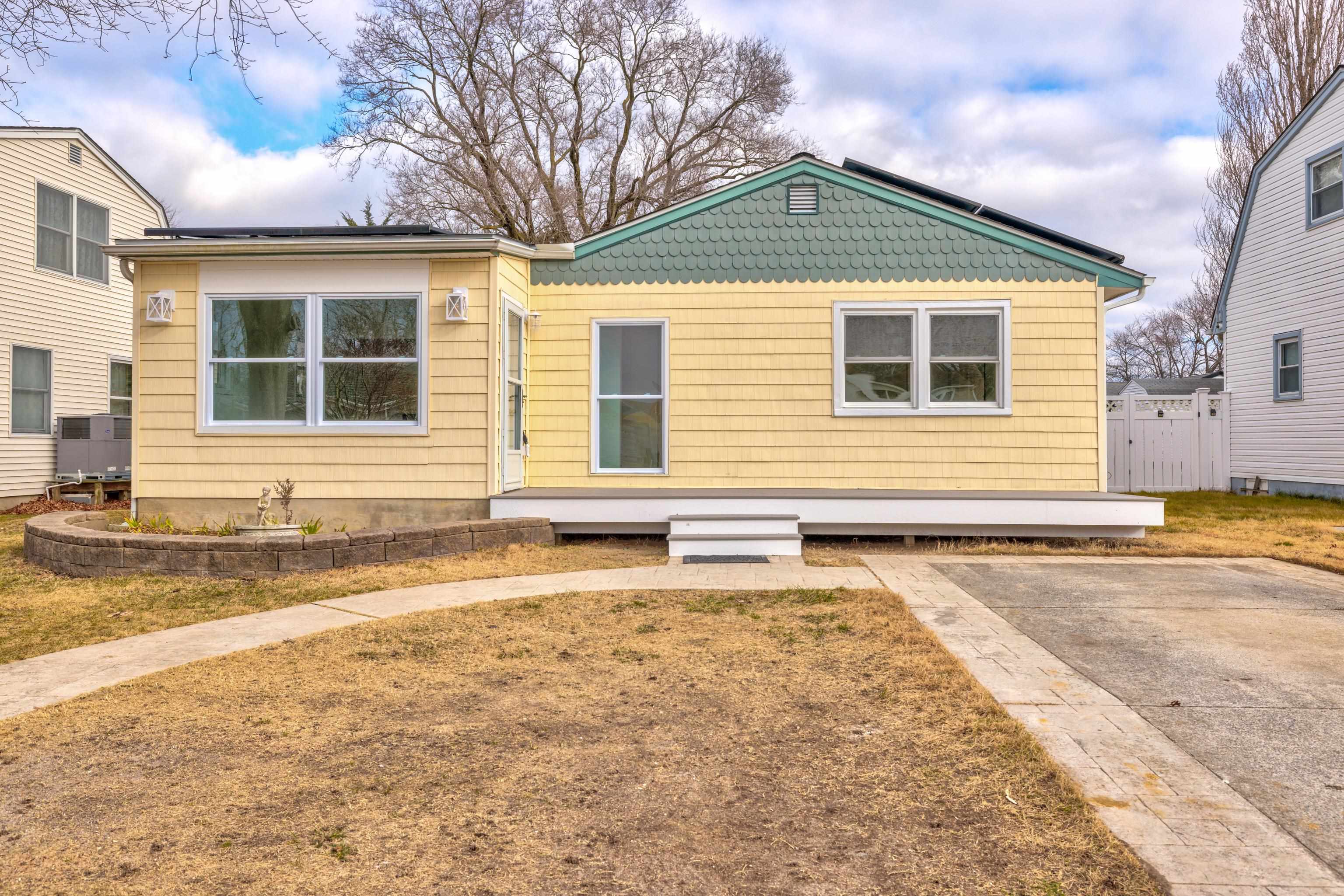 121 Broadway Villas, NJ 08251 - Photo 3 of 32 a front view of a house with a yard