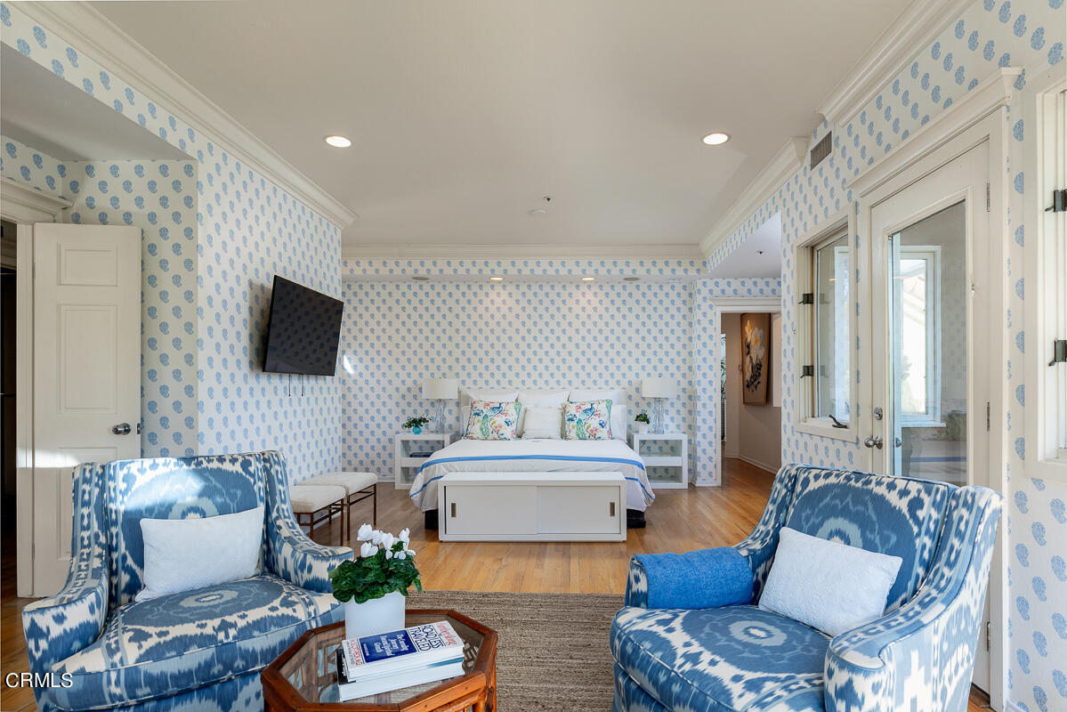 1437 Rutherford Drive Pasadena, CA 91103 - Photo 24 of 44 a living room with furniture and a flat screen tv