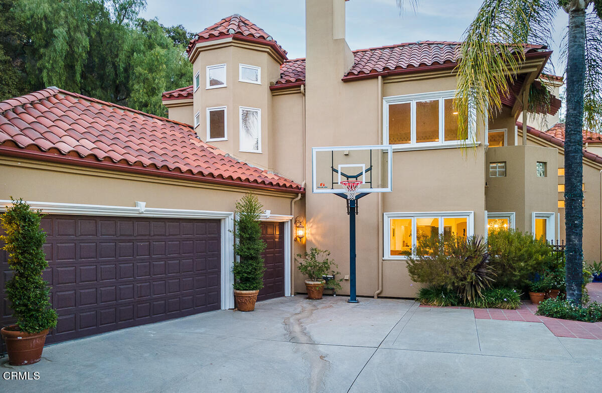 1437 Rutherford Drive Pasadena, CA 91103 - Photo 43 of 44 a front view of a house with a garden