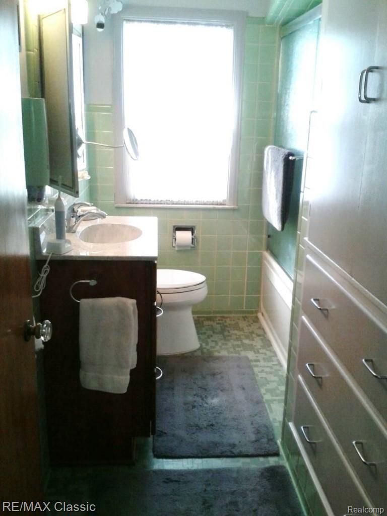 1961 Hawthorne Road Grosse Pointe, MI 48236 - Photo 11 of 27 Haw-FFBA.jpg