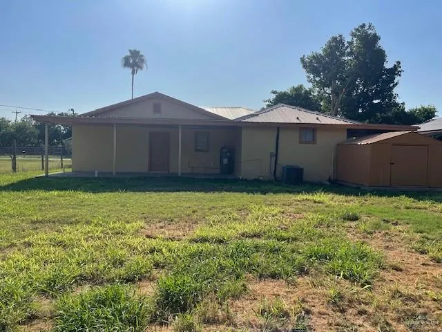 a view of a backyard