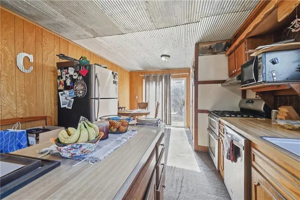 $415,000 | 38240 Hedge Lane, Paola, KS 66071