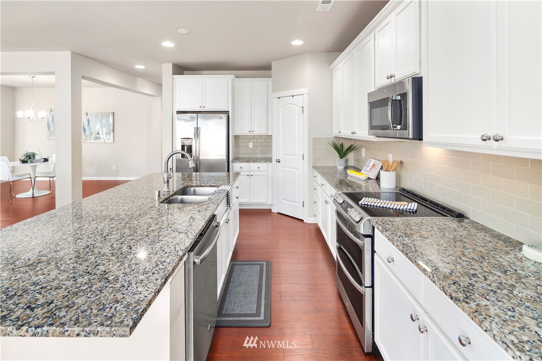 450 Southwest 111th Street Seattle, WA 98146 - Photo 9 of 22 Gallery Image 9