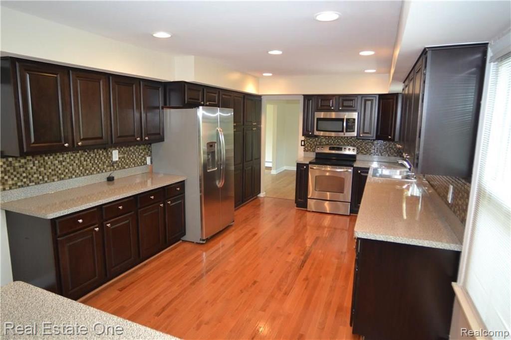 5574 Abington Road West Bloomfield, MI 48322 - Photo 12 of 34