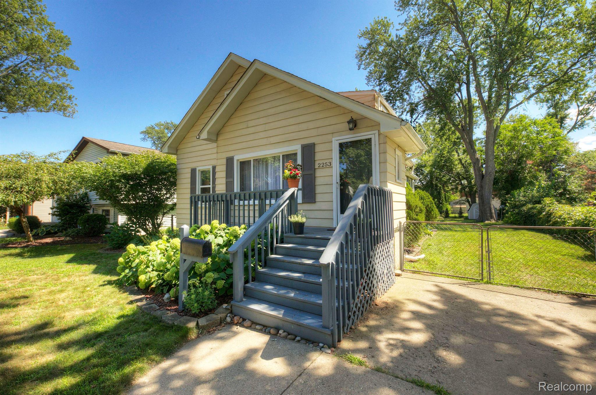 2253 Dorothea Road Berkley, MI 48072 - Photo 2 of 32 Gallery Image 2