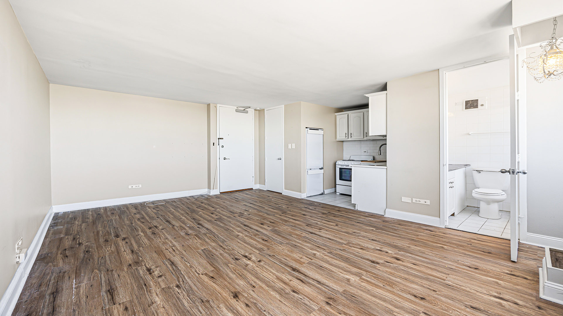 3110 North Sheridan Road, Unit 1807 Chicago, IL 60657 - Photo 8 of 21 a view of empty room with wooden floor