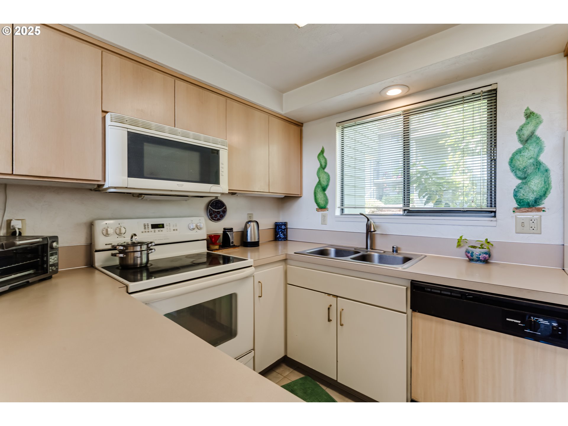 4427 Fox Hollow Road, Unit 5 Eugene, OR 97405 - Photo 11 of 39 Gallery Image 11